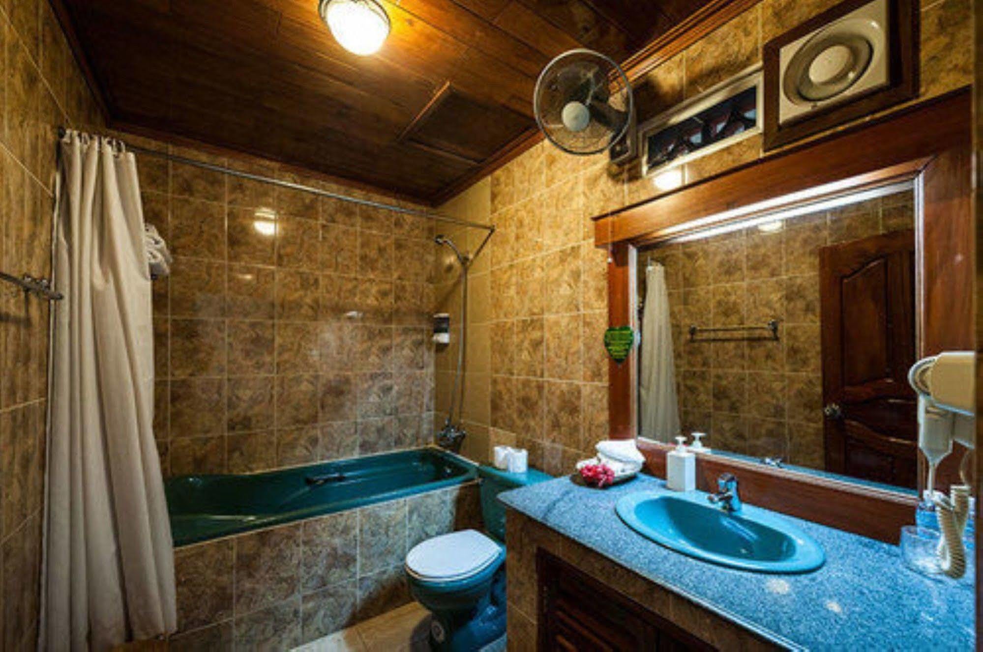 פנום פן Red Hibiscus Hotel מראה חיצוני תמונה