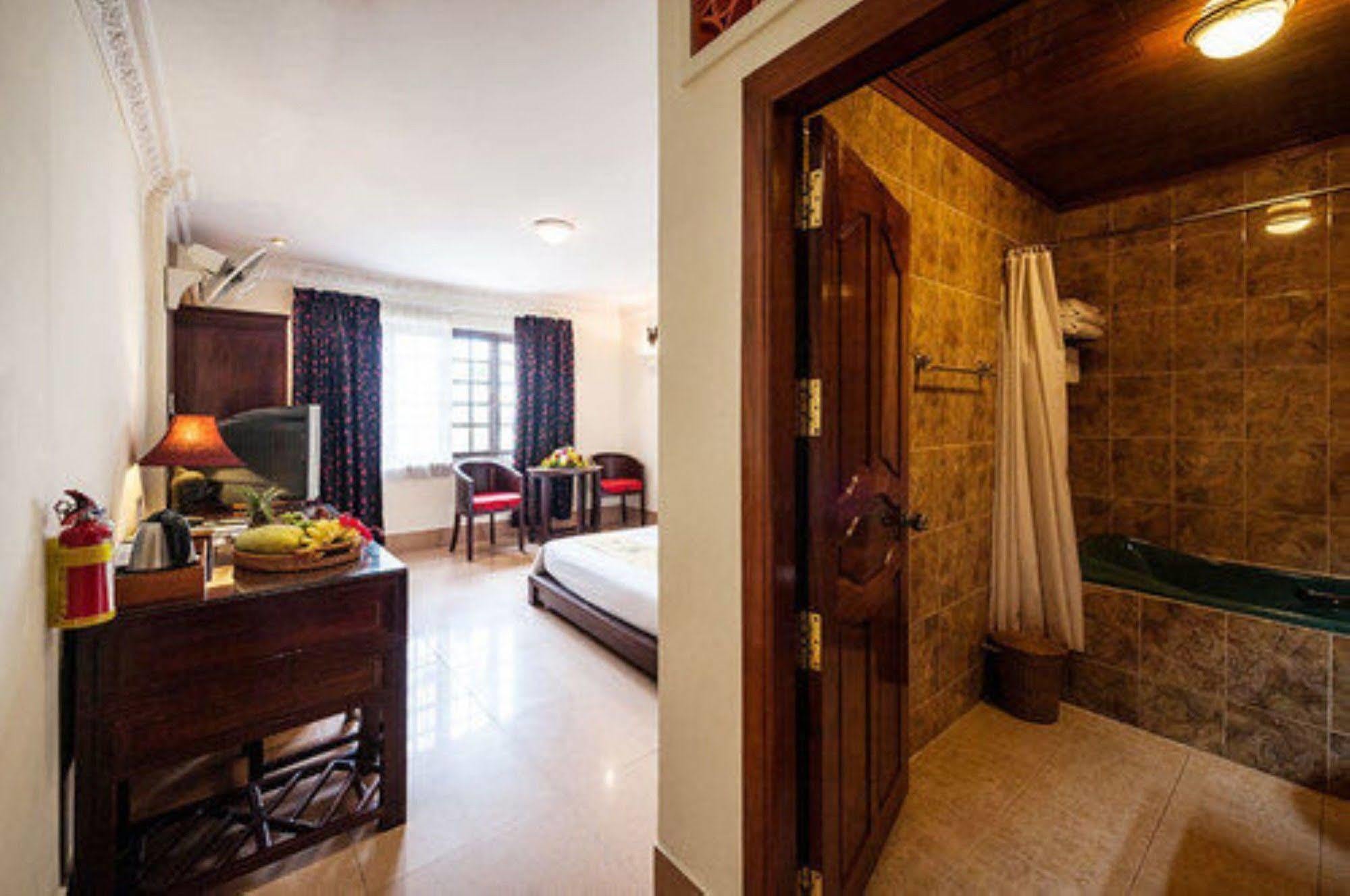 פנום פן Red Hibiscus Hotel מראה חיצוני תמונה