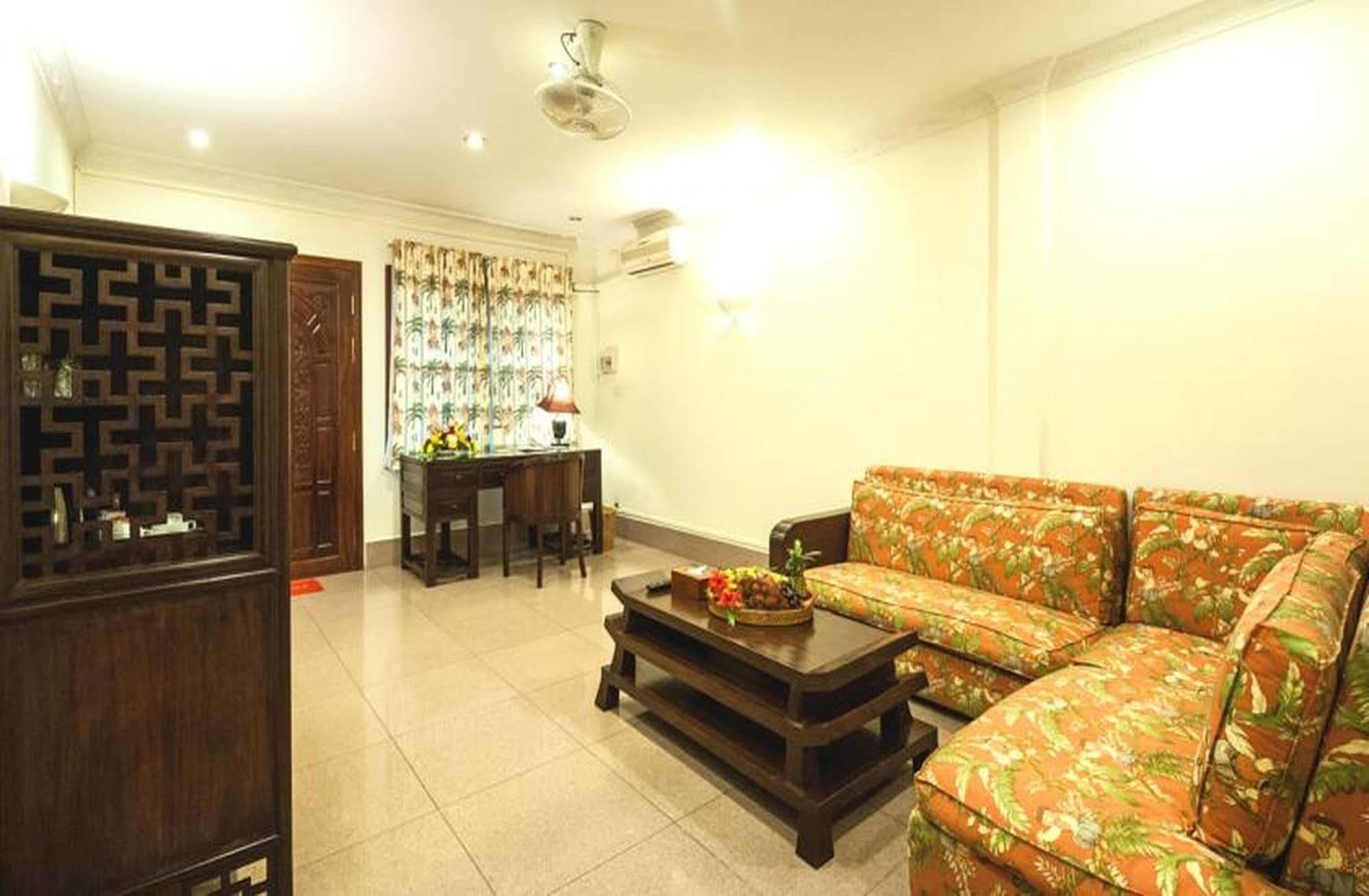 פנום פן Red Hibiscus Hotel מראה חיצוני תמונה